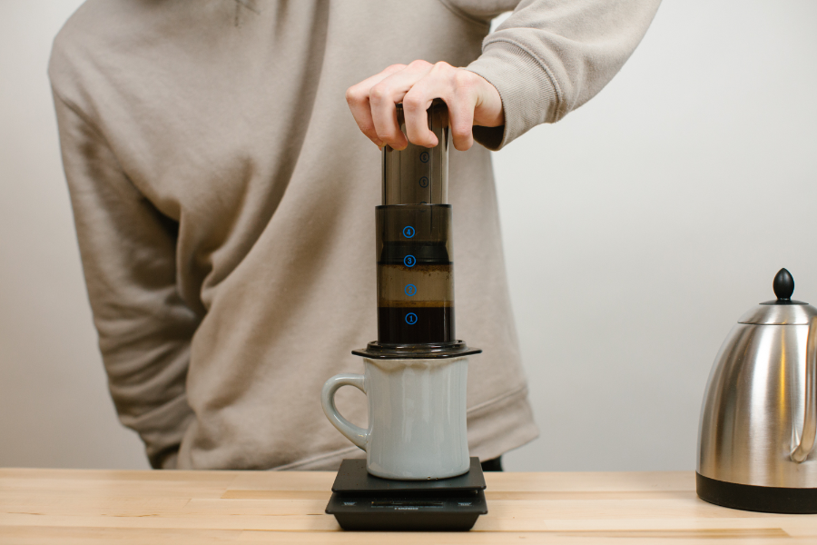 Image of Aeropress plunging.